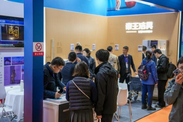 展会现场人气高涨，众多观众驻足参观帝王洁具展区